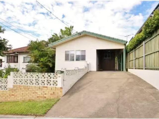 27 Douglas Street, Greenslopes House for rent Listed by Leasi.