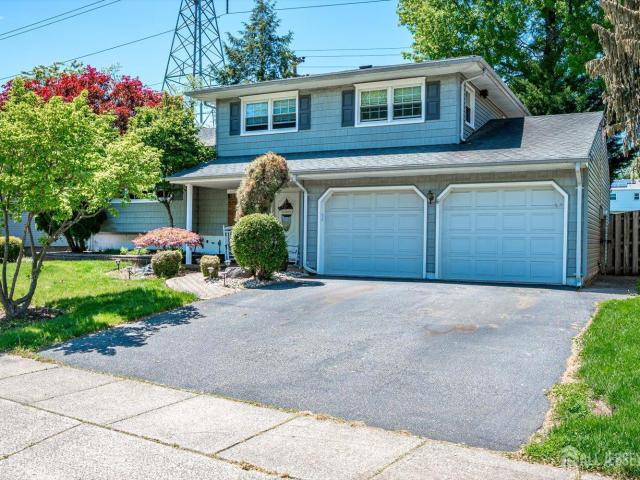 27 Eileen Way