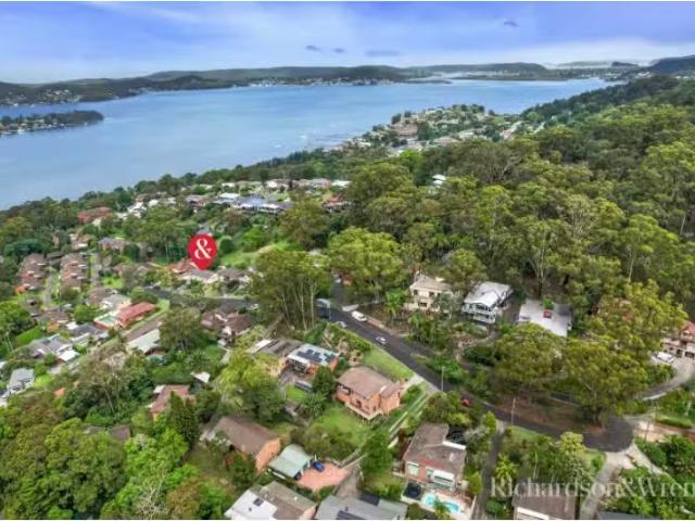 27 Fiona Street, Point Clare House for rent Listed by Lisa Mc.
