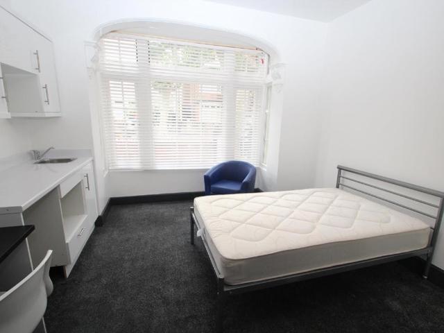 27 Hallewell Road, Room 7
