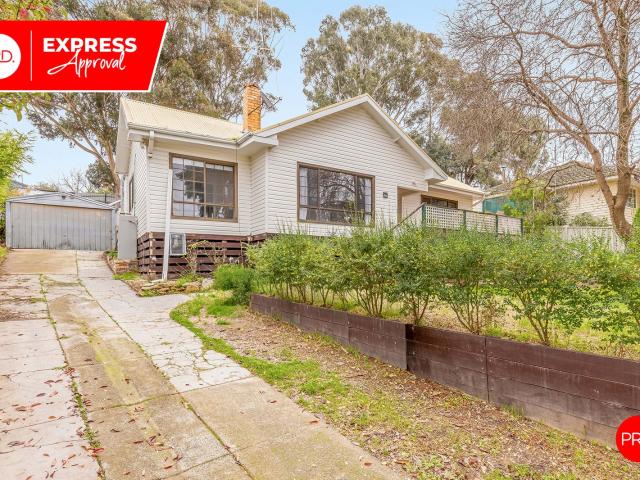 27 Holmes Road, LONG GULLY VIC 3550