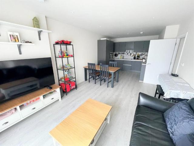 27 Inglis Way, London, NW7 1TP, United Kingdom | 2 bed apartment for rent #140655977 | Rentberry
