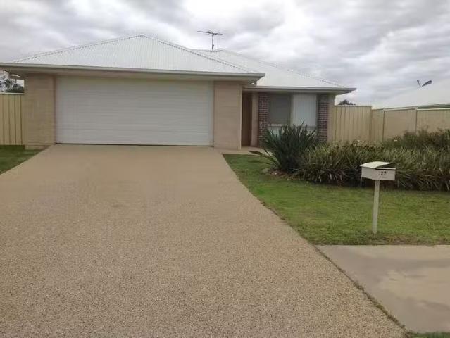 27 Lakeside Drive, Emerald, QLD 4720