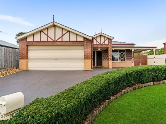 27 Nightingale Crescent, Berwick, VIC 3806