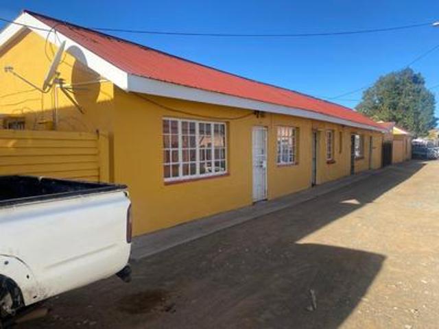 27 rooms on 3 erfs on the market at.