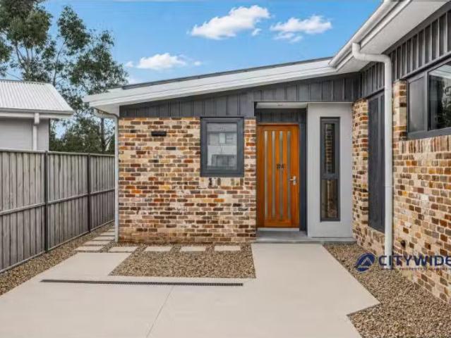 27a Salvador Circuit, Colebee House for rent Listed by Owen H.