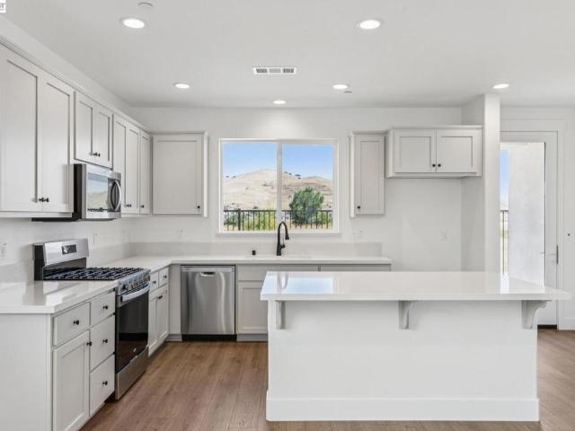 2404 Golden Way