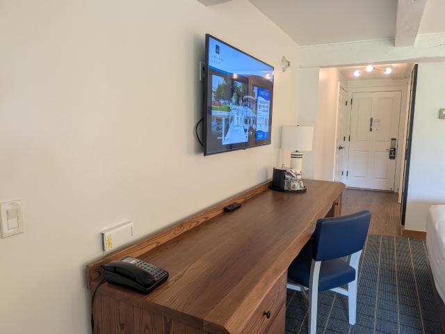 2400 E Geneva St, Unit 1008