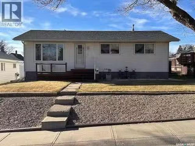 240 8Th Avenue Nw, Swift Current, SK, S9H 0Z8 house for sale.