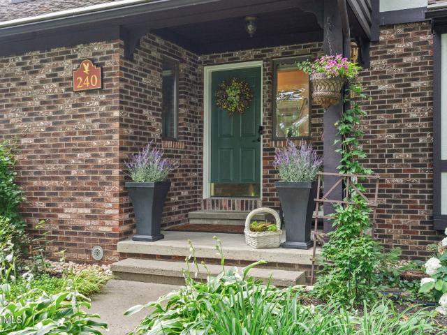 240 W Bentwood Court