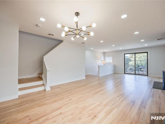 2410 3rd Street, Fort Lee, US, NJ
