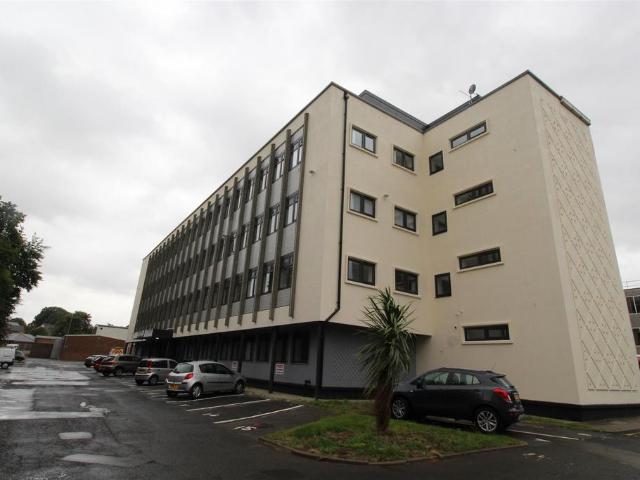 241 High Street, Kingswinford 1 bed apartment to rent £700 pcm £162 pw