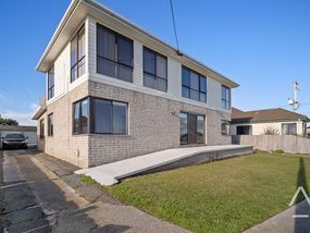 2/42 Esplanade North, George Town