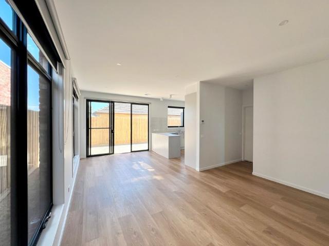 2/42 Vines Road, HAMLYN HEIGHTS, VIC, 3215