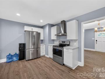2432 Oakwood Circle