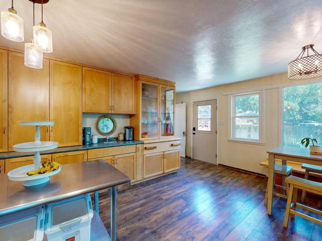 243 8th Ave E