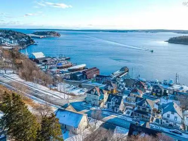 243 Pelham Street, Lunenburg, NS, B0J 2C0 house for sale Li.