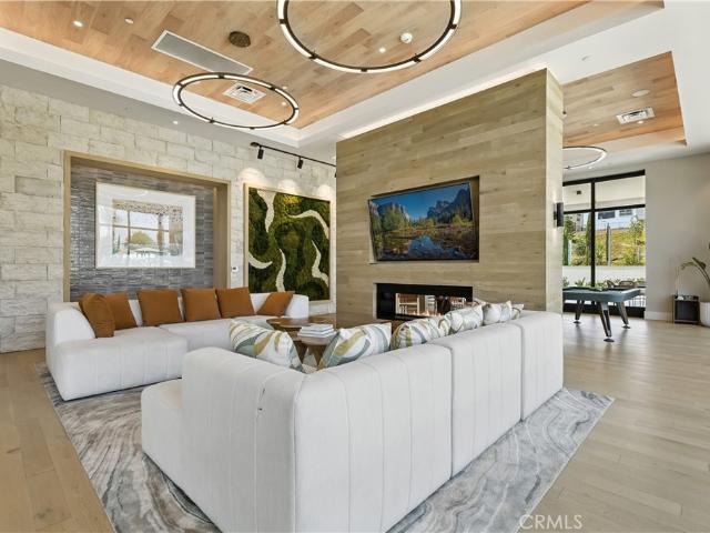 2445 Liv Way