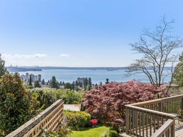 2440 Queens Avenue, West Vancouver, BC, V7V 2Y6 house for sale | Listing ID R3123 | Royal LePage