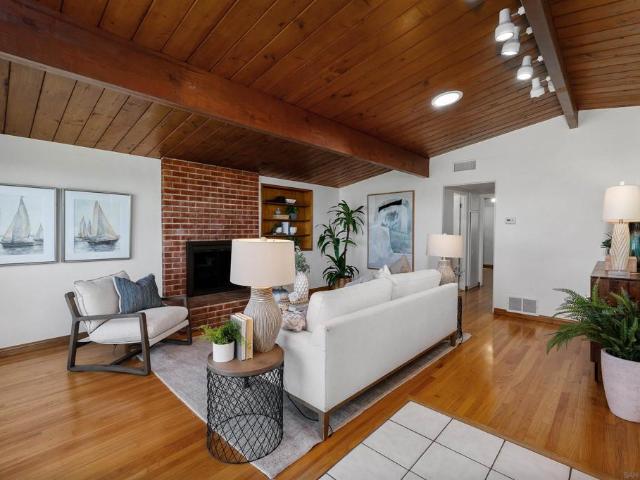 2443 Frankfort St