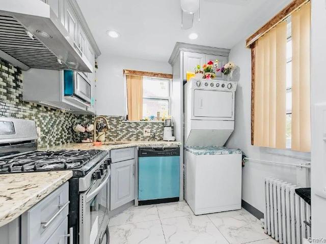245 2 th Crescent