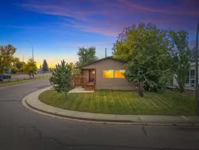 247 Dover Ridge Close Se, Calgary, AB, T2B 2C5 house for sal.