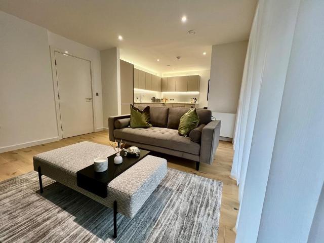 248 Goswell Road, London, EC1V 2 bed apartment to rent £3,800 pcm £877 pw