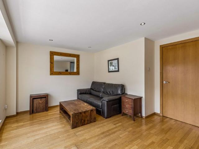 2/4, 11 Church Street