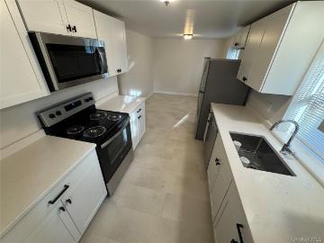 24 Vassar St, Unit B, Poughkeepsie, NY 12601 | MLS #987433