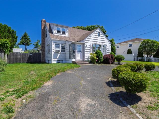 24 W Windsor Parkway