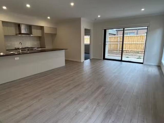 24 Wildcherry St, Fraser Rise House for rent Listed by Michae.
