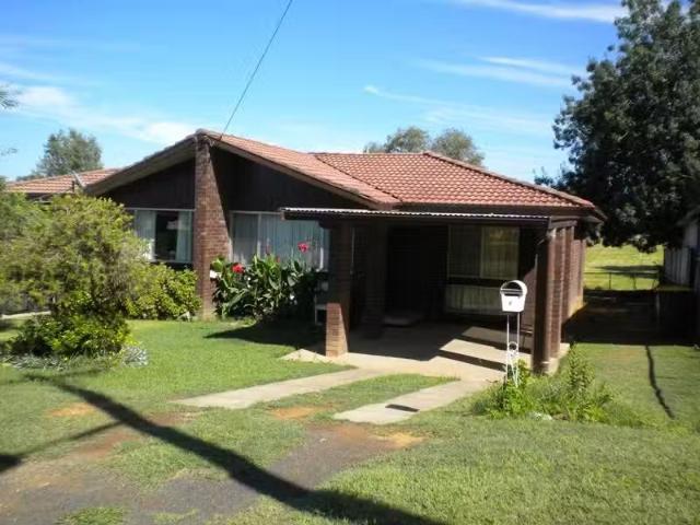 2/4 Yarmouth Parade, TAMWORTH Townhouse for rent Listed by Ra.