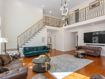 24 Bluffs Ct