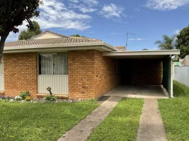 2/4 Burilla Street, TAMWORTH Townhouse for rent Listed by Wen.