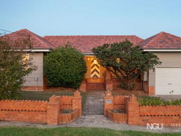 24 Crown Street, Silkstone QLD 4304