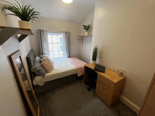 24 Cumberland Road, Leeds LS6 1 bed in a house share to rent £647 pcm £149 pw