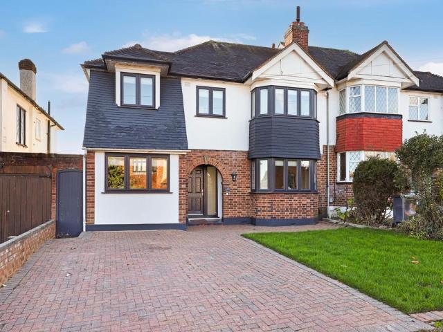 24 Farm Way, Buckhurst Hill, IG9 5AH, United Kingdom | 4 bed duplex for rent #137746528 | Rentberry