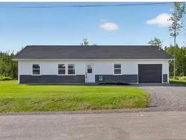 24 Fawcett Ave, Petitcodiac, NB, E4Z 4H4 house for sale Lis.