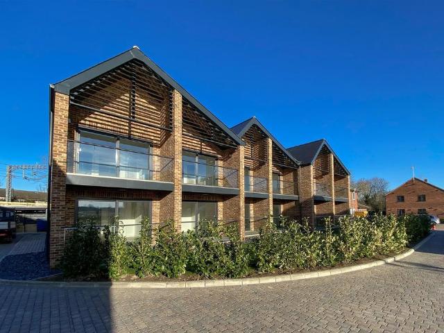 24 Fen View Court CB4 2 bed terraced house to rent £1,925 pcm £444 pw