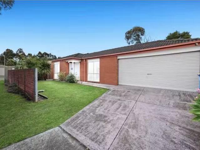 24 Greenmantle Close, Cranbourne West VIC 3977 House For Lease