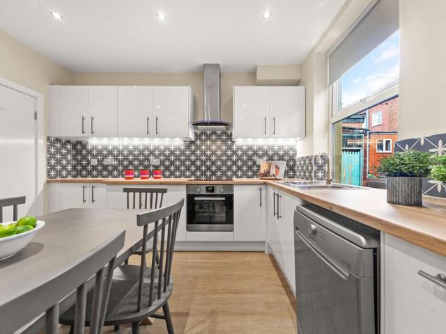 24 Hessle Mount, Hyde Park, Leeds. 4 bed terraced house to rent £2,600 pcm £600 pw