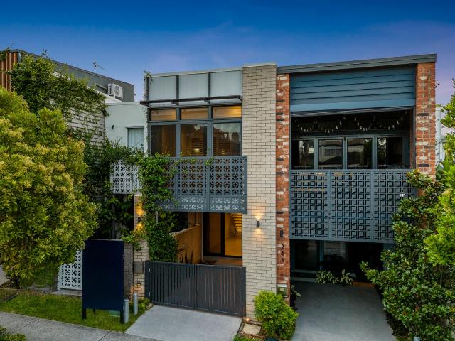 24 Lenneberg Street, SOUTHPORT, QLD 4215