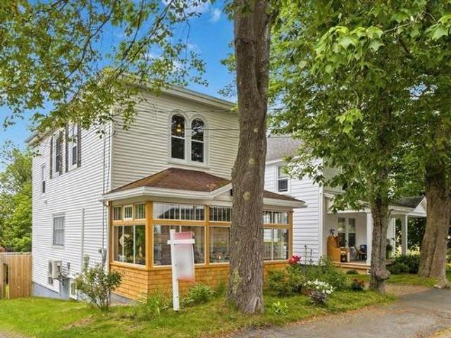 24 Queen Street, Bridgewater, NS, B4V 1P1 house for sale | Listing ID 202623 | Royal LePage