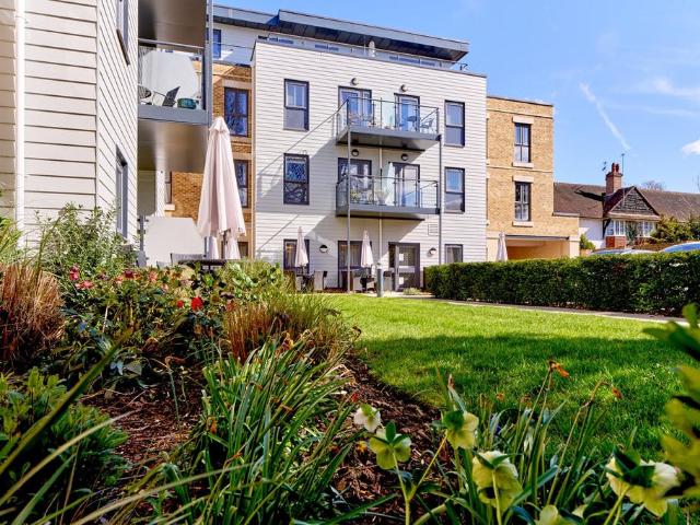 24 Queens Road, Weybridge KT13 2 bed retirement property to rent £4,730 pcm £1,092 pw