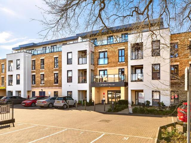 24 Queens Road, Weybridge KT13 2 bed retirement property £4,750 pcm £1,096 pw