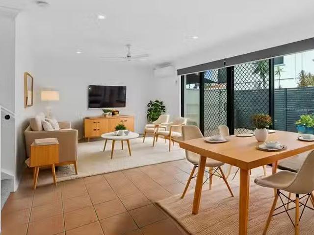 2/4 Scenic Avenue, Benowa, QLD 4217 Townhouse for Rent