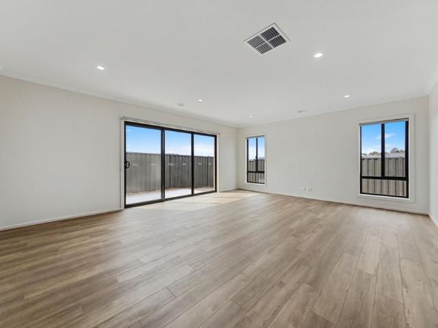 Modern Near New Family Home in Pakenham