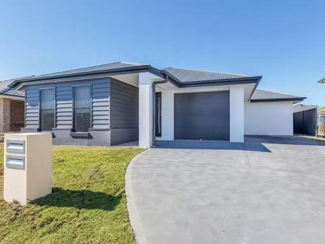 24A Jasper Avenue, HAMLYN TERRACE Townhouse for rent Listed b.