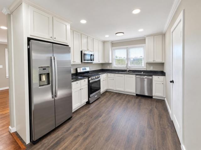 250 1st St