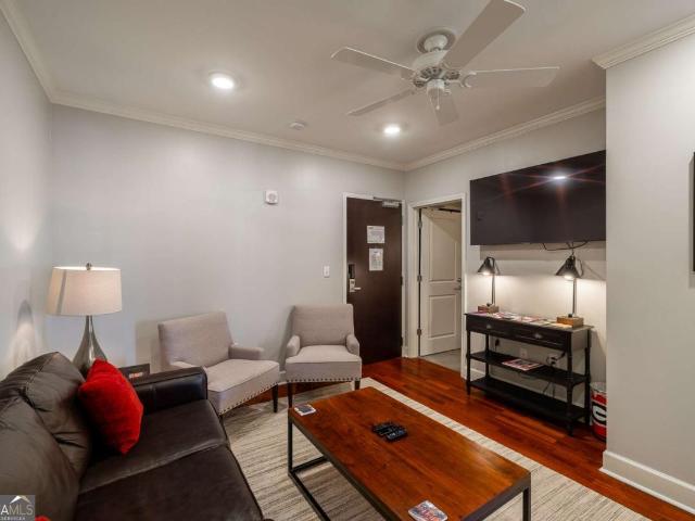 250 Broad Street W 819